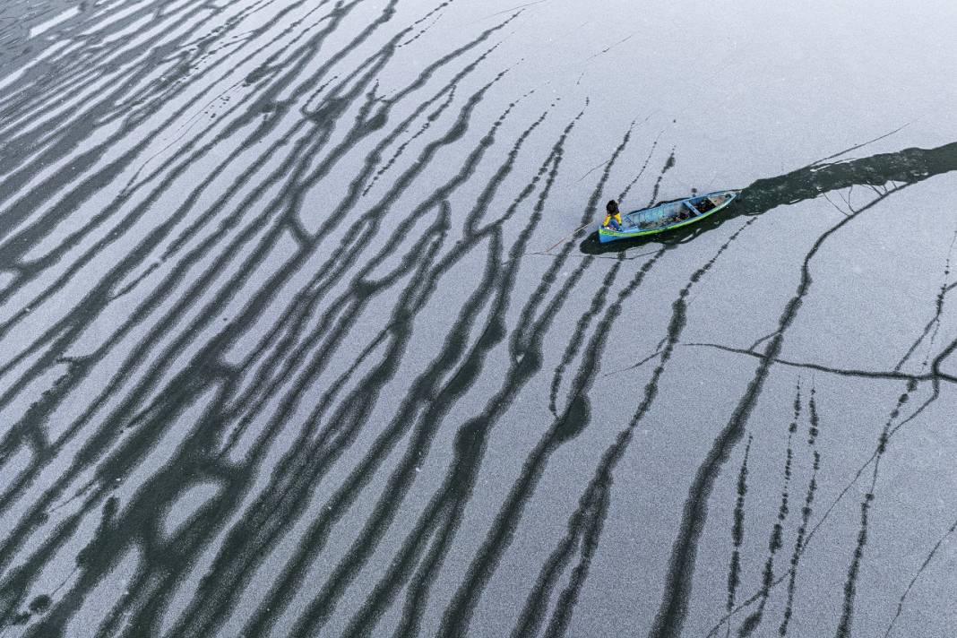 Karı, kışı gelin birde onlara sorun! Konya'da buzu kırıp ekmeklerini çıkartıyorlar 9